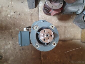 Elektromotor s převodovkou a brzdou - 5