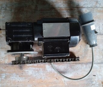Elektromotor s převodovkou SEW - 5