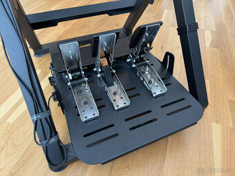 Volant a kompletní vybavení pro hraní automobilových PC her - 5