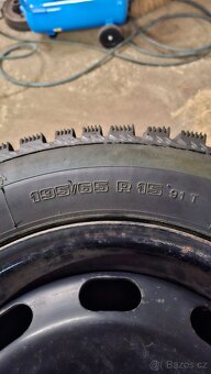 195/65/15 zimní na plechových discích - 5