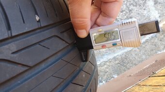 1ks letni pneu Bridgesotne 225/45-17 okolo 5mm - 5