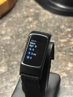 Chytrý náramek Fitbit Charge 5 černý 2 - 5