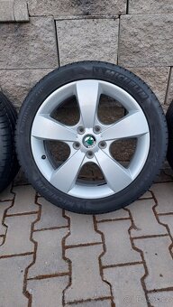 Alu kola 5x112 r17 škoda octavia II letní pneu - 5