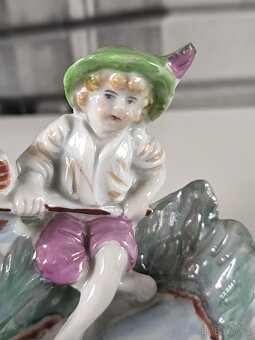 Starožitná porcelánová soška - Chlapec u rybníka - 5