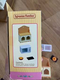 Sylvanian Families Patrový dům s červenou střechou + přísluš - 5