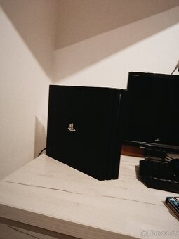 Playstation 4 pro 1TB HDD - 5