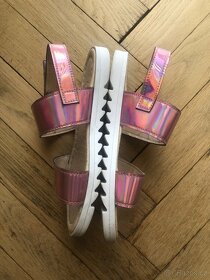 Růžové dívčí lesklé sandálky Barbie (32) - 5