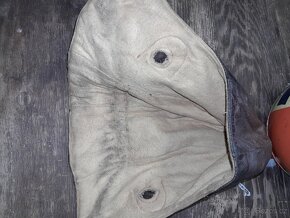 Dvě přilby a kožená kukla - 5