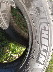 2 zimní pneumatiky Michelin 235/55/19 6mm - 5