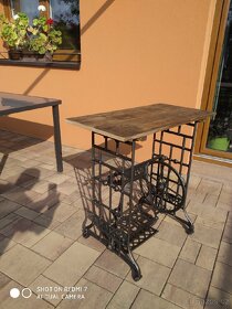 Litinový stolek s deskou z masivu s patinou. - 5