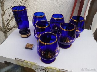 Zlacené modré sklo - číše a váza - sedm kusů - 5
