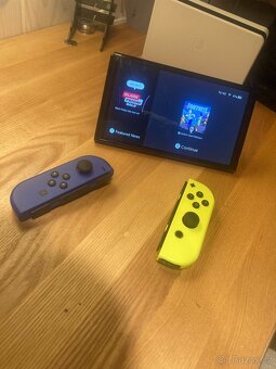 Nintendo switch OLED + hry a joy sticky na víc - 5