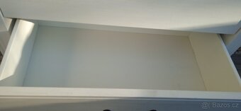 Bílá komoda se zásuvkami - 5