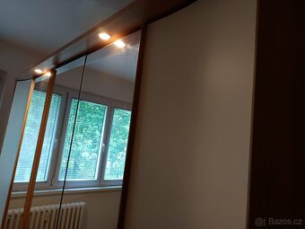Šatní skříň šířka 225cm s osvětlením a zrcadlem - 5