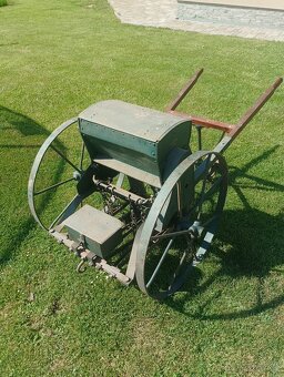 Starý secí stroj , zahradní dekorace ,dekorační stroj - 5
