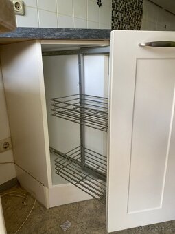 Moderní kuchyňská linka se spotřebiči - 5