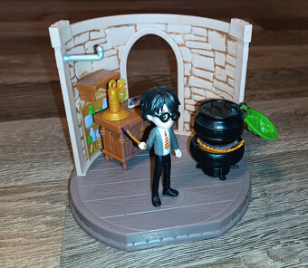 Harry Potter - Učebna míchání lektvarů s figurkou Harryho - 5