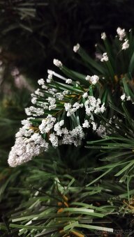 Umělý vánoční stromek s šiškami a sněhem, 220 cm. - 5