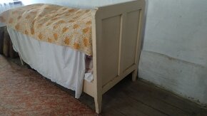 Starožitné  proutěné truhly + dřevěné postele r.1900 - 5