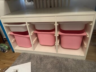 Kovová postel, kožená sedací souprava, skříňky IKEA - 5