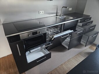 Moderní kuchyňská linka se spotřebiči - 5