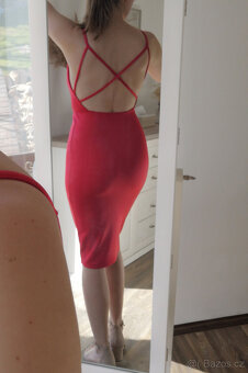 Sexy červené šaty s výstřihem a odhalenými zády - 5