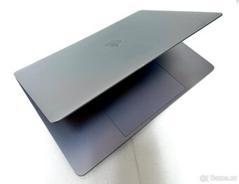 Macbook Pro 15" / mid 2018 / i7 / 16GB / 256GB + dock - 5