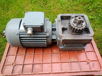 El.motor s převodovkou - 5