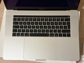 MacBook Pro 15“ 2017 2.8Ghz i7 Silver, Krásný stav - 5