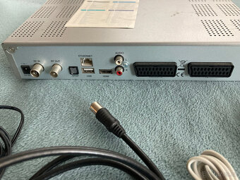 Modemy a eet top box + různé kabely - 5