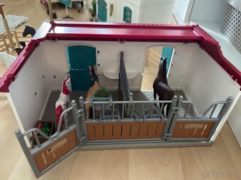 Schleich dům, stáj, karavan, kavárna - 5