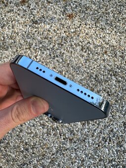 iPhone 13 Pro - baterie 100% blue - 5
