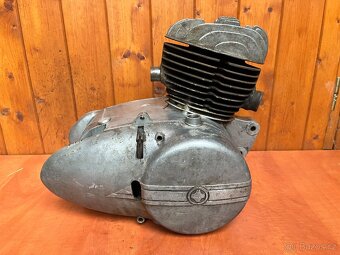 Manet 90 dvoupíst motor a sedlo - 5
