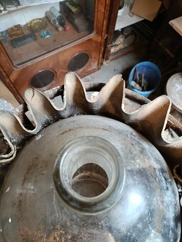 Velký starý demižón 50L v kovovém koši - 5