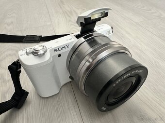 Sony Alpha A5100 (bílý) + 16–50mm objektiv – výborný stav, - 5