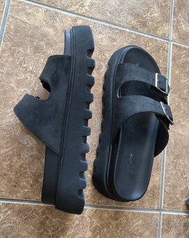 Dámské černé pantofle 38 - 5