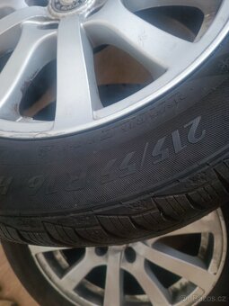 Prodám zimní alu kola 16" – pneu 215/55 R16 H, vzorek 6 mm - 5