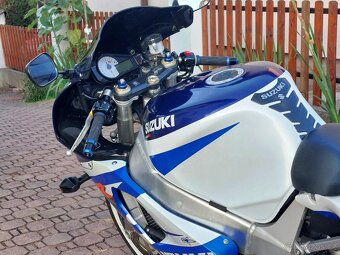 Suzuki GSXR 750 - 04/2002 - 5