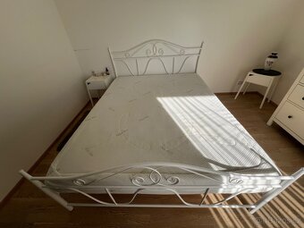 Postel+ortopedicka matrace (koupena za 15k) nocni stolky - 5