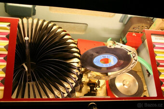 Krásný starý jukebox Wurlitzer Lyric ze 60. let - 5