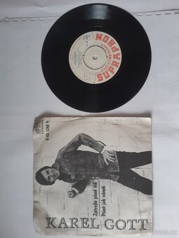 Prodám 35 ks vinylových singlů SP - 5