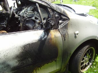 Toyta yaris 2006 s předku cokoli,mám na autě - 5