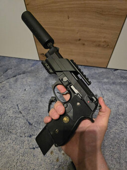 Airsoft Beretta WE černá + příslušenství - 5