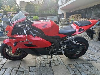 Honda CBR 1000 rr 2004 - 5