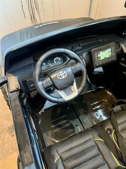 Elektrické autíčko Toyota Hilux 4x4 černé - 5