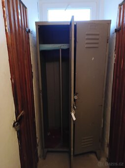 Plechová dvojitá šatní skříň - 5