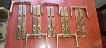 Mosazné kování , kliky na dveře. 5x - 5