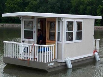 Hausbót si postavte na plastových plovácích - 5