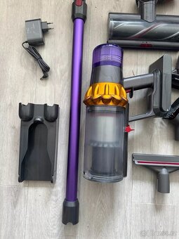 Prodám Dyson V15 v top stavu - 5