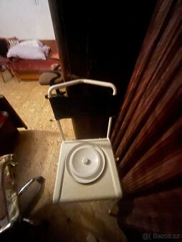 Křeslo a mobilní wc toaleta - 5